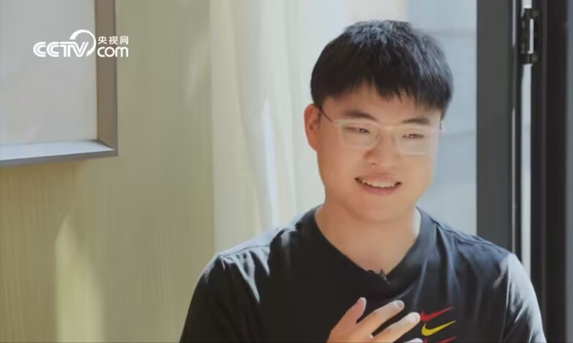 Uzi回归赛场，连败首场状态亮眼，雄鹿观众沸腾！